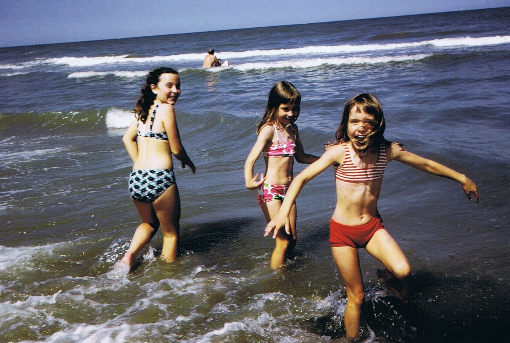 Met twee van mijn zusjes aan zee, 1974