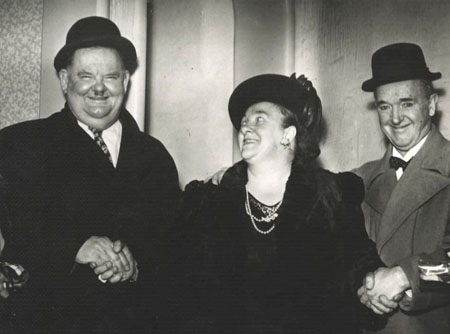 Laurel en Hardy op bezoek in de Gentse Capitole. Tussen hen in: Hélène Maréchal, een Gentse ster van weleer.